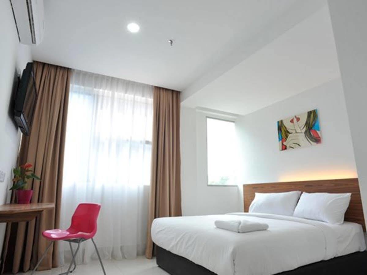 V Hotel 3*